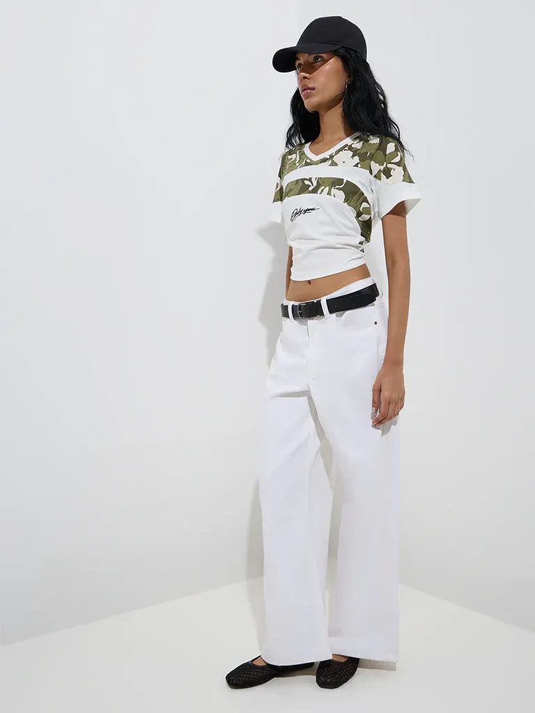 Women’s White & Camouflage Panel Cropped V-Neck T-Shirt - Image 4