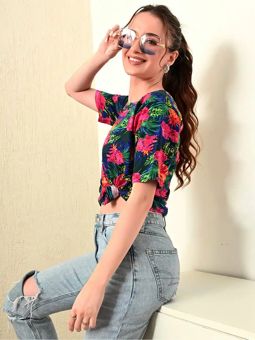 Tropical Vibes Casual Tee – Bring the Holiday to Your Wardrobe!