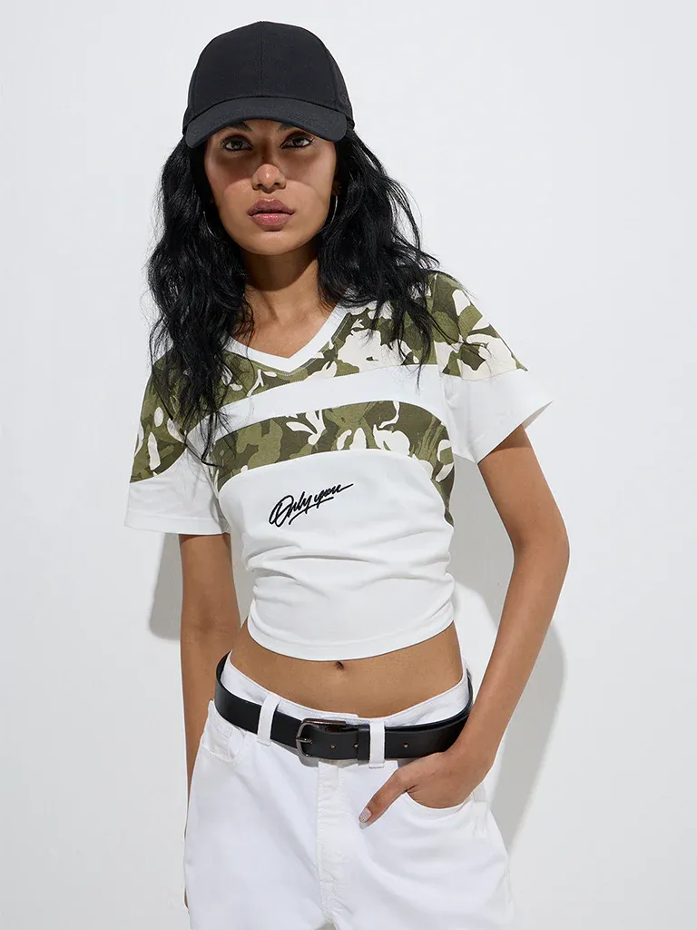 Women’s White & Camouflage Panel Cropped V-Neck T-Shirt