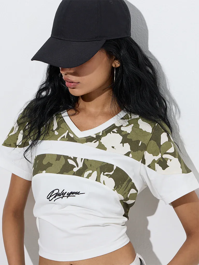 Women’s White & Camouflage Panel Cropped V-Neck T-Shirt - Image 3